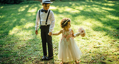 jongetje en meisje in trouwkleding